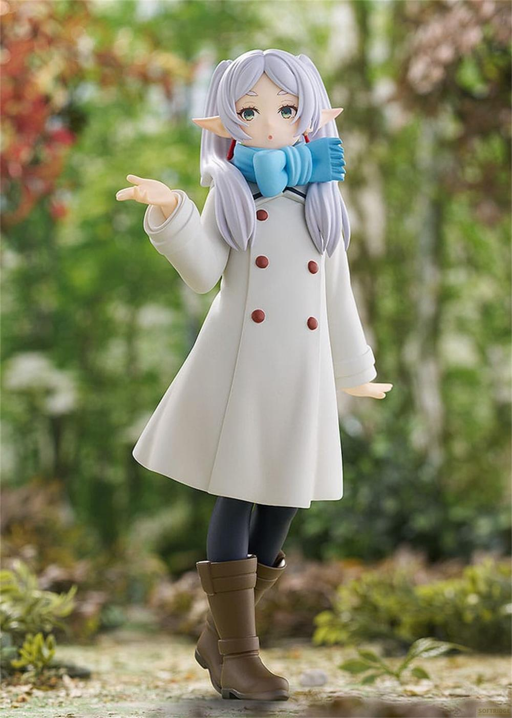 Figura de anime con abrigo blanco, bufanda azul, botas marrones, al aire libre.