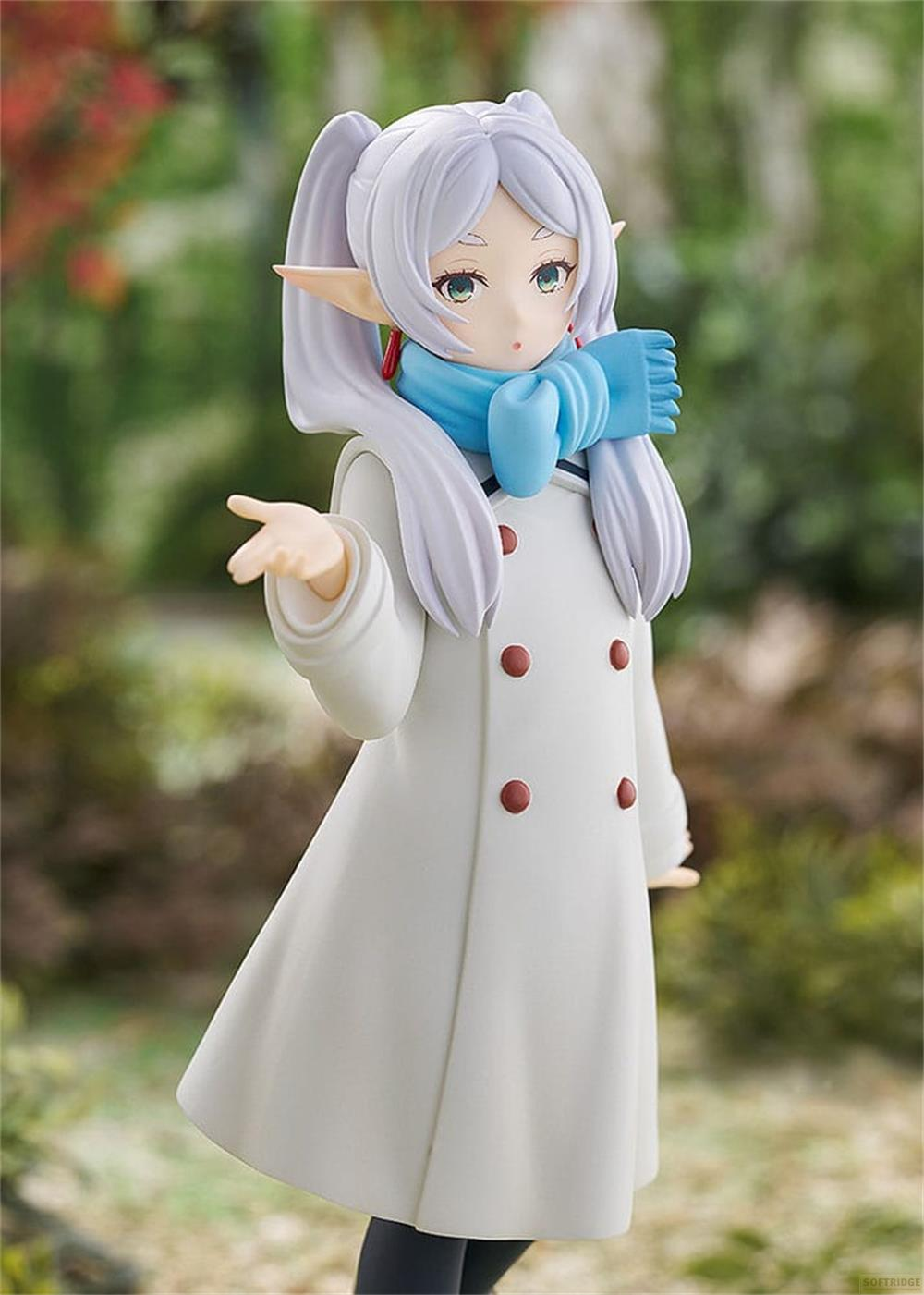 Figura de anime con abrigo blanco, bufanda azul, orejas puntiagudas y coletas.