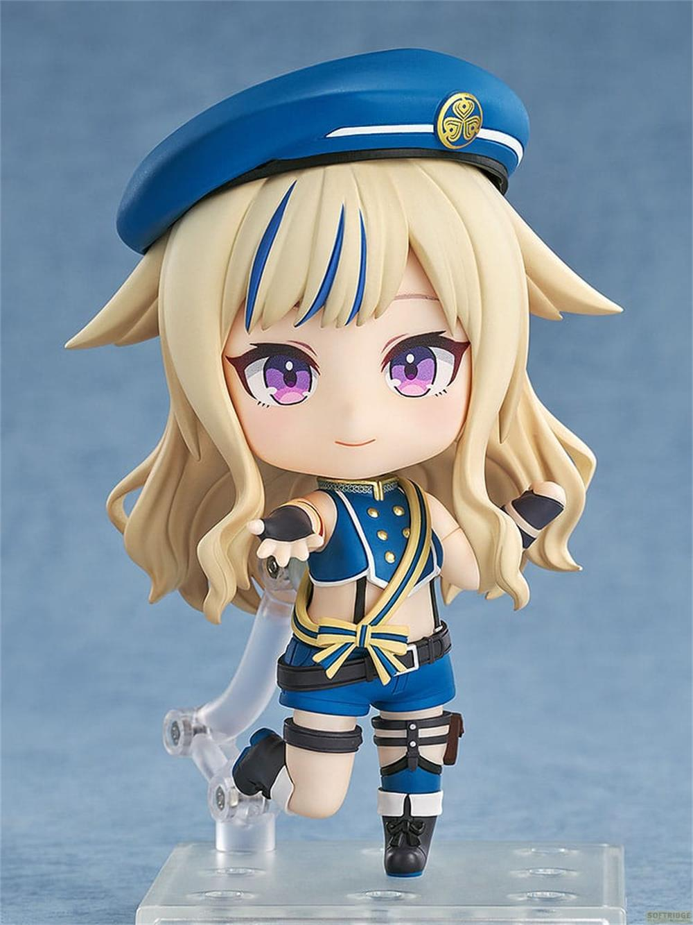 Una figura anime con capelli biondi, occhi viola, indossa un berretto blu e un outfit blu.