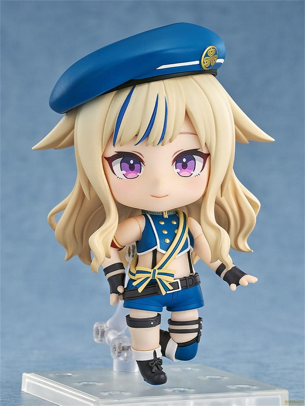 Figura anime con capelli biondi, occhi viola, indossa un berretto blu e un outfit blu.