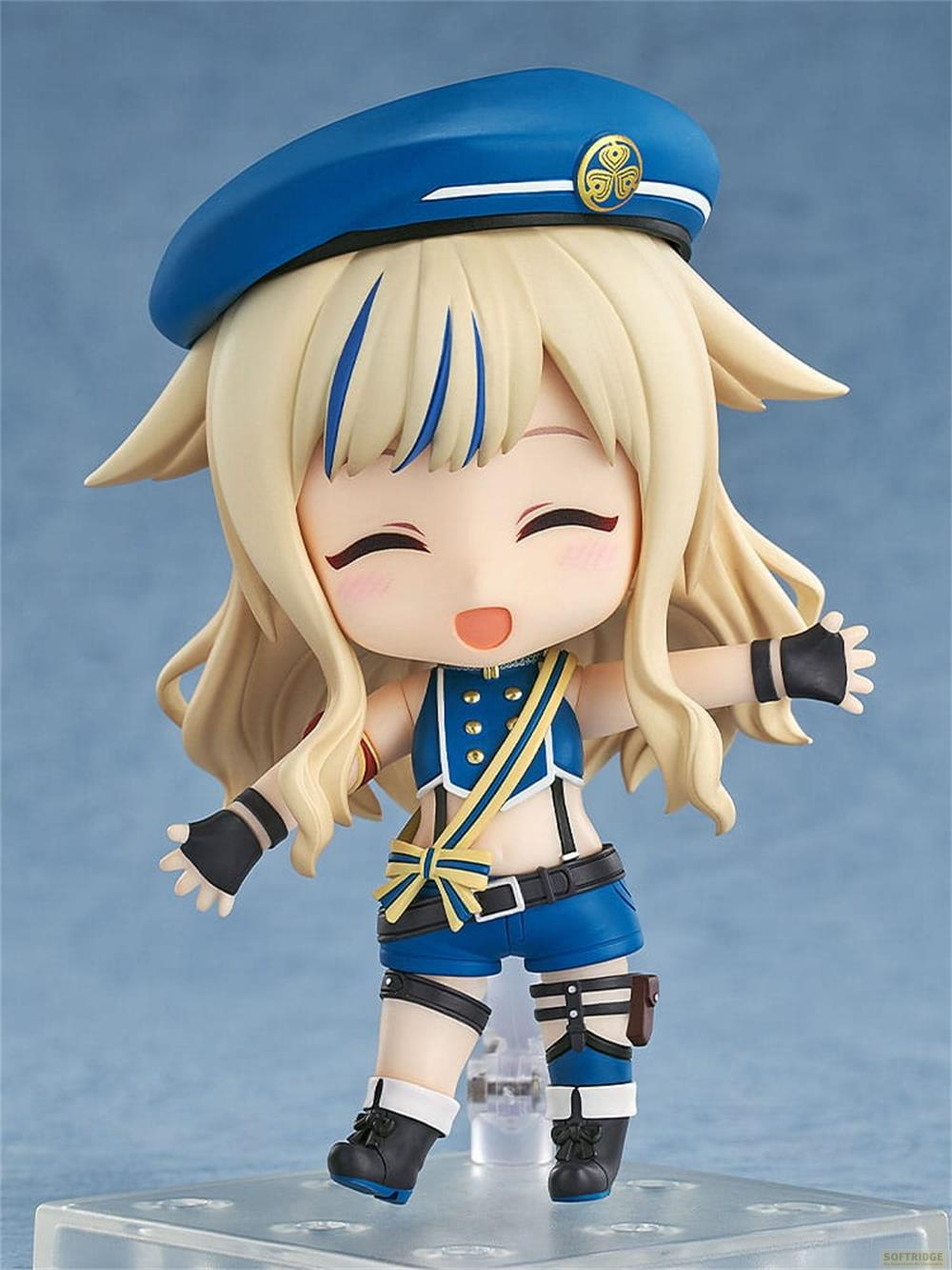 Figura anime bionda con berretto blu e uniforme indossa pantaloncini blu.