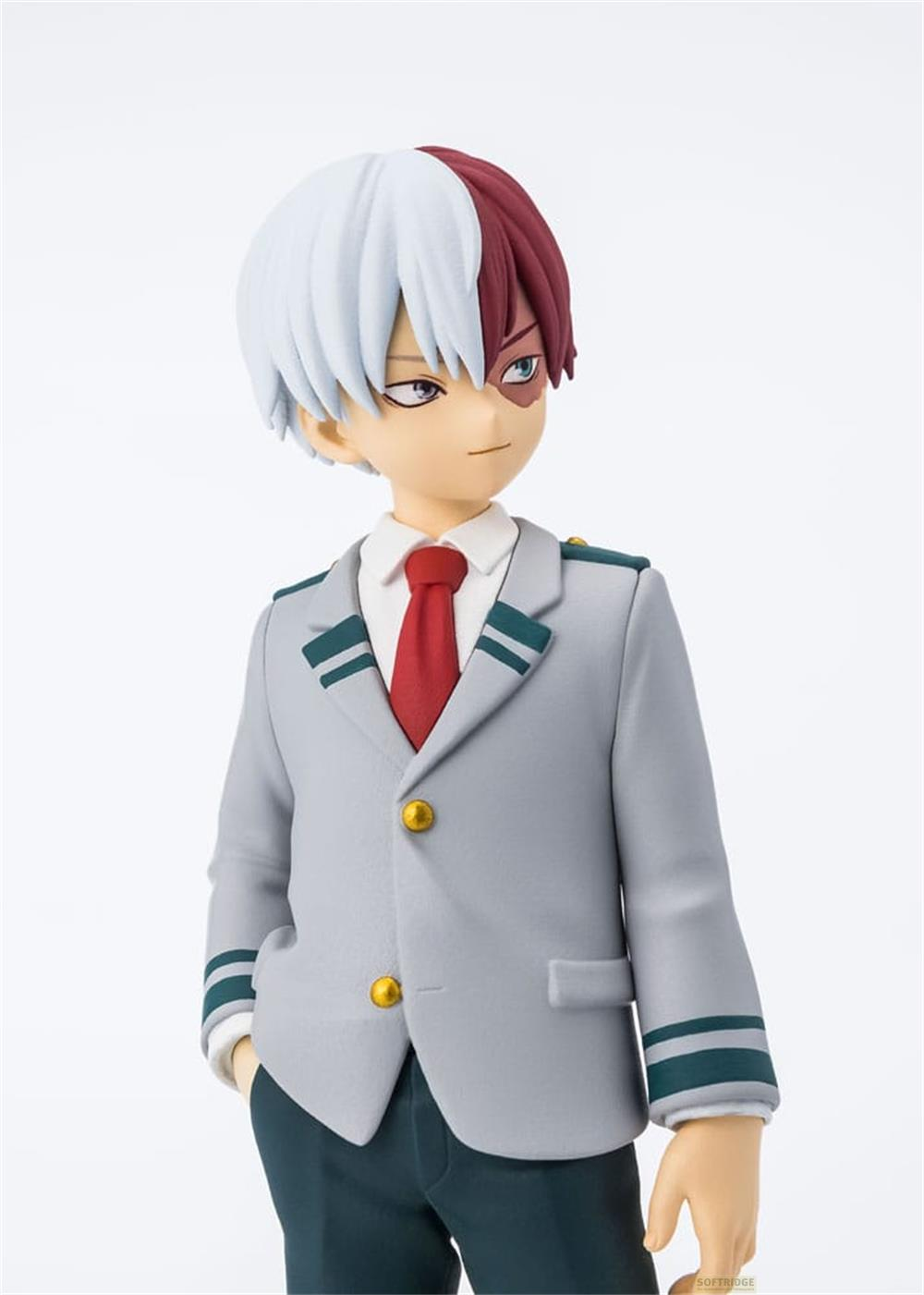Figura de personaje de anime con cabello bicolor, corbata roja y uniforme gris.