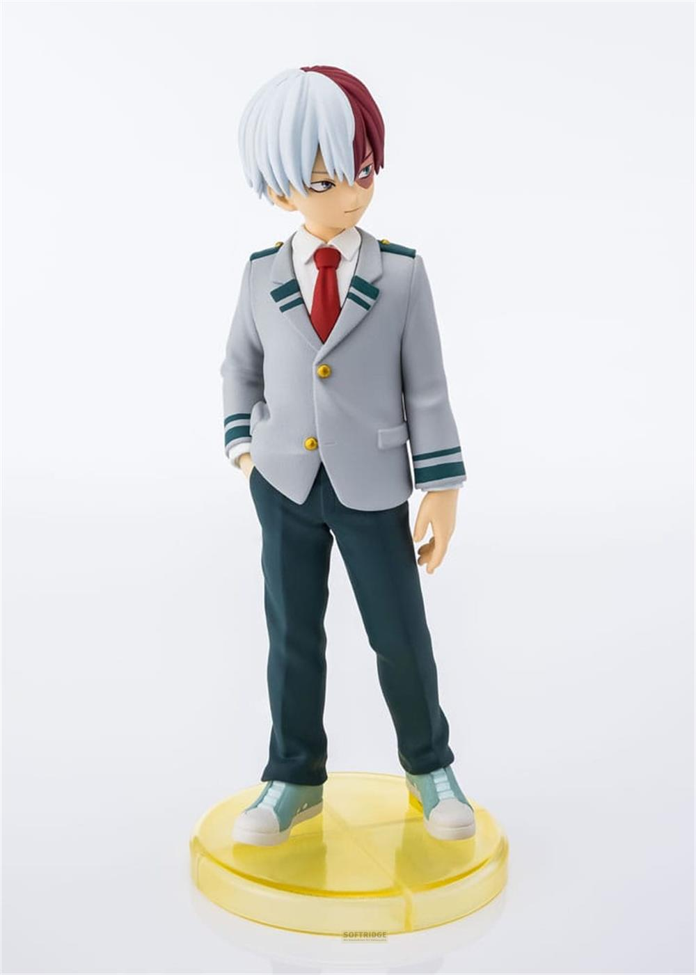Una figura de Shoto Todoroki con cabello bicolor, vistiendo uniforme escolar.