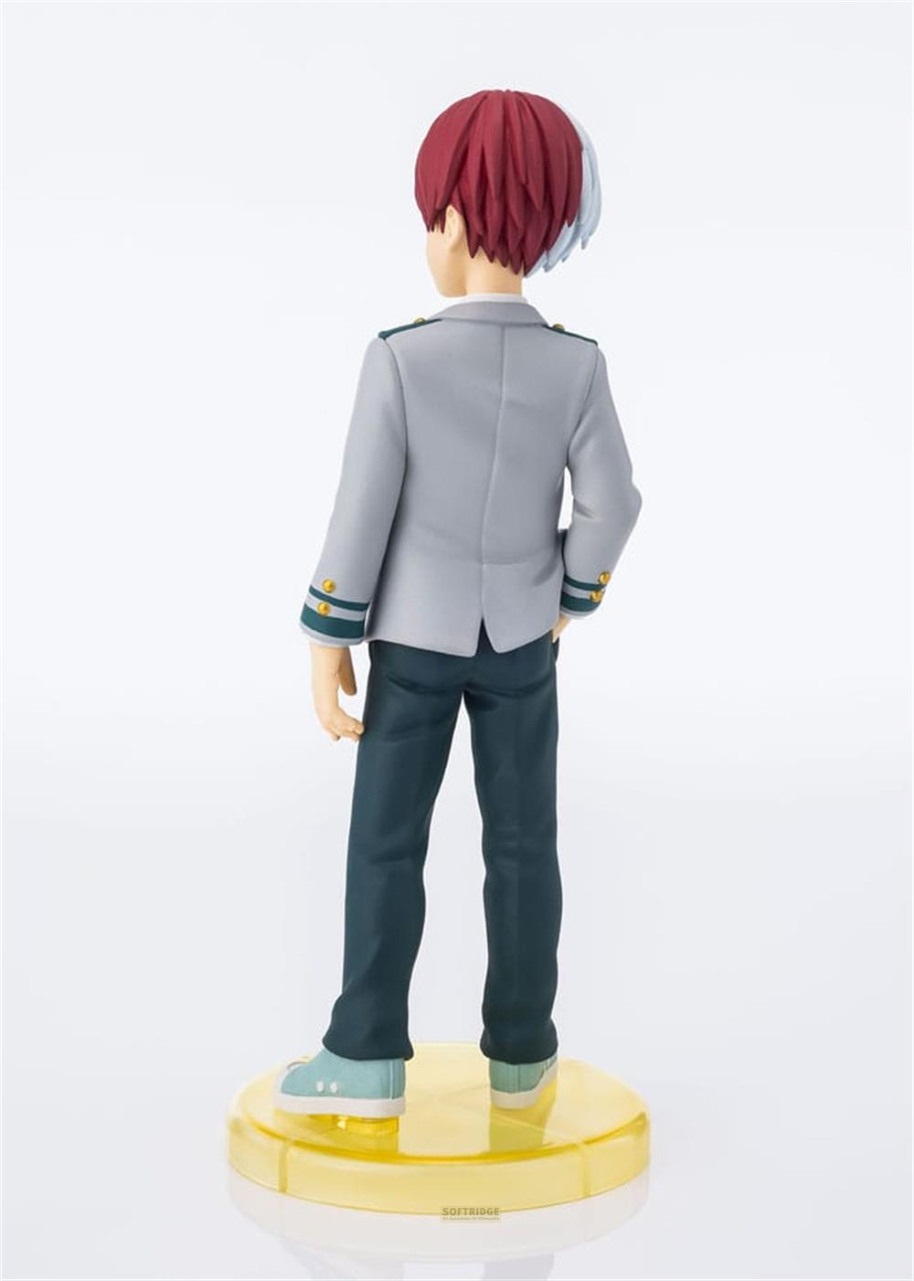 Figura de un chico con pelo rojo y blanco vistiendo uniforme escolar.