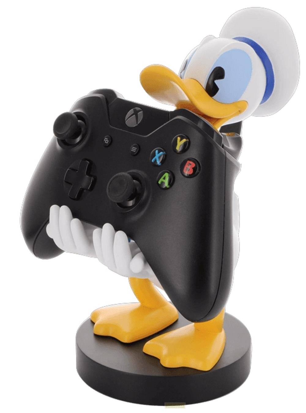 Statua di Paperino che tiene un controller Xbox nero su un supporto.