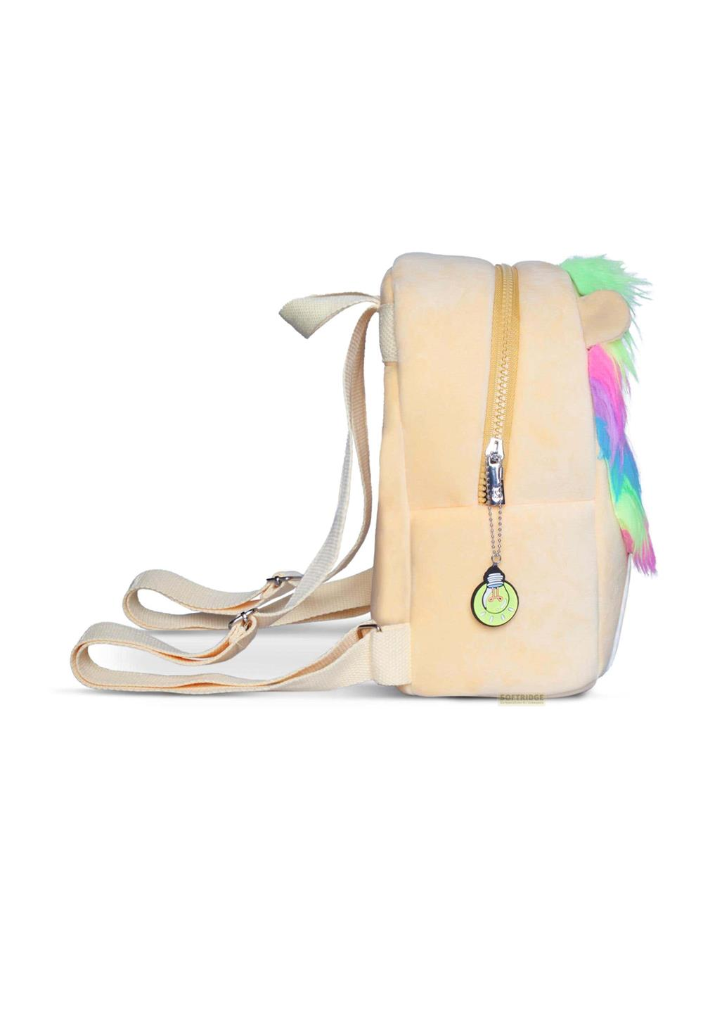 Beiger Plüsch-Rucksack mit bunten Haaren und Glühbirnen-Anhänger.