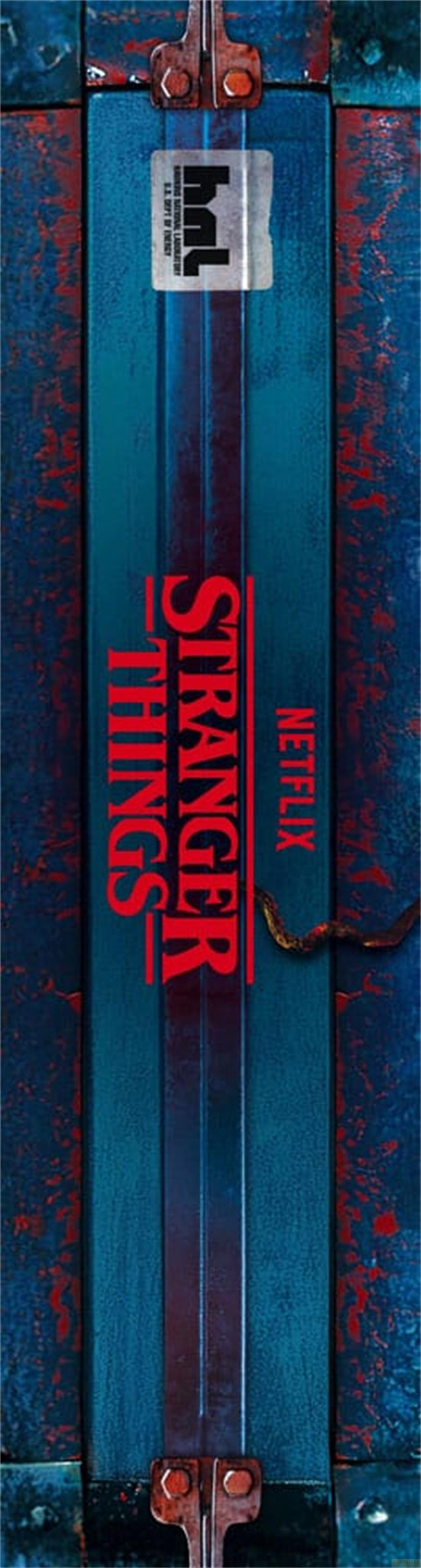 Las palabras "Stranger Things" y "Netflix" en una caja azul con cierres oxidados.