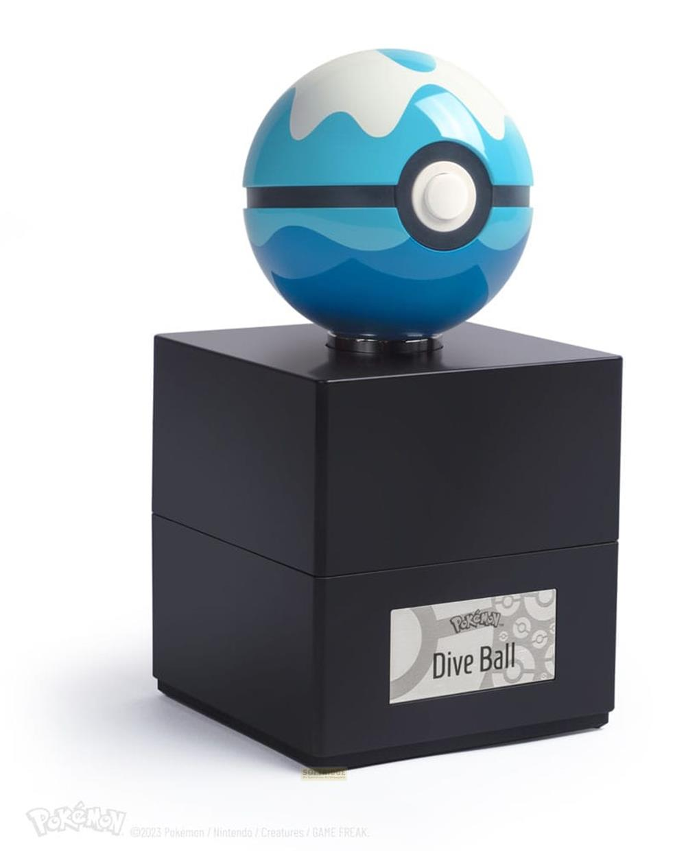 Un accessoire Dive Ball sur un socle noir, orné de motifs de vagues.