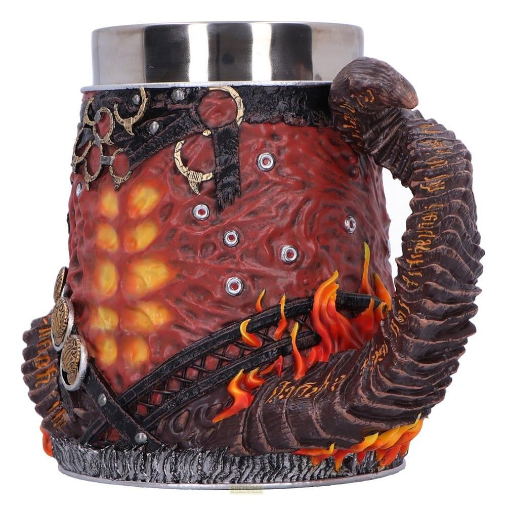 Ein roter Becher mit Hornhenkel, Flammen und Metallverzierungen.