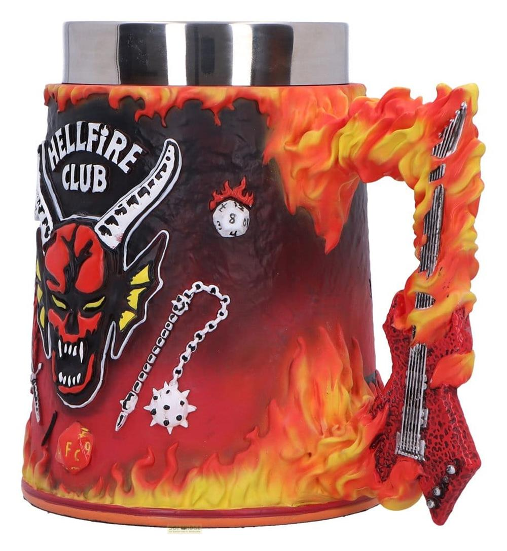 Ein Becher mit Höllenfeuer-Motiv, Teufel und Gitarre. Mit "Hellfire Club"-Schriftzug.