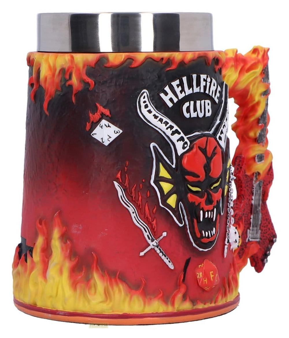 Ein Becher mit Flammen- und Teufelsmotiv, "Hellfire Club" Schriftzug.