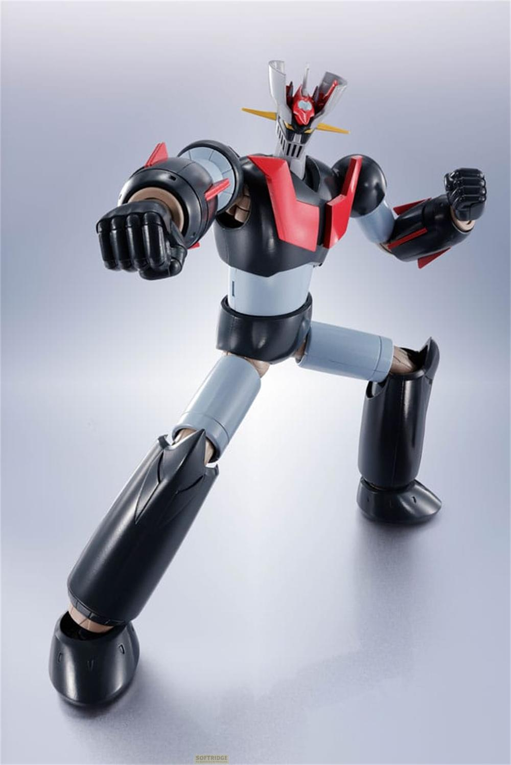 Una figura robot nera e rossa con pugni alzati, su sfondo grigio.
