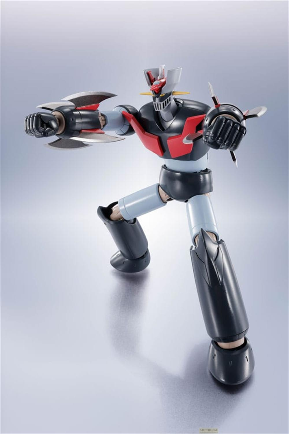 Robot nero con accenti rossi e lame argentate sulle braccia.