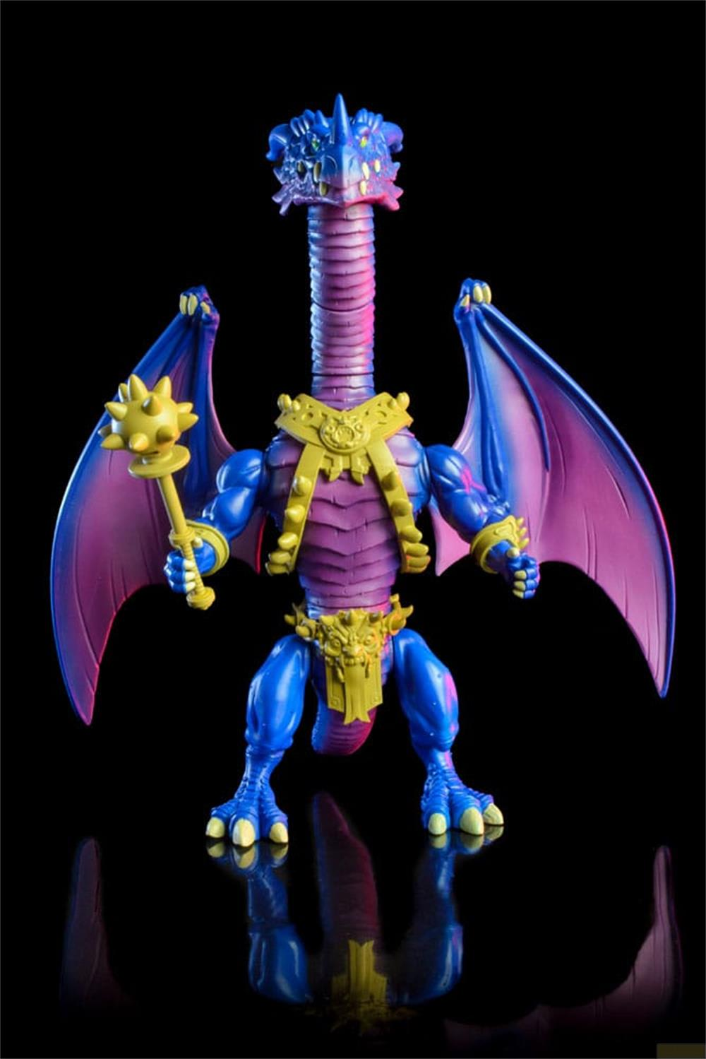 Un dragón azul con cuerpo morado y armadura amarilla sostiene una maza.