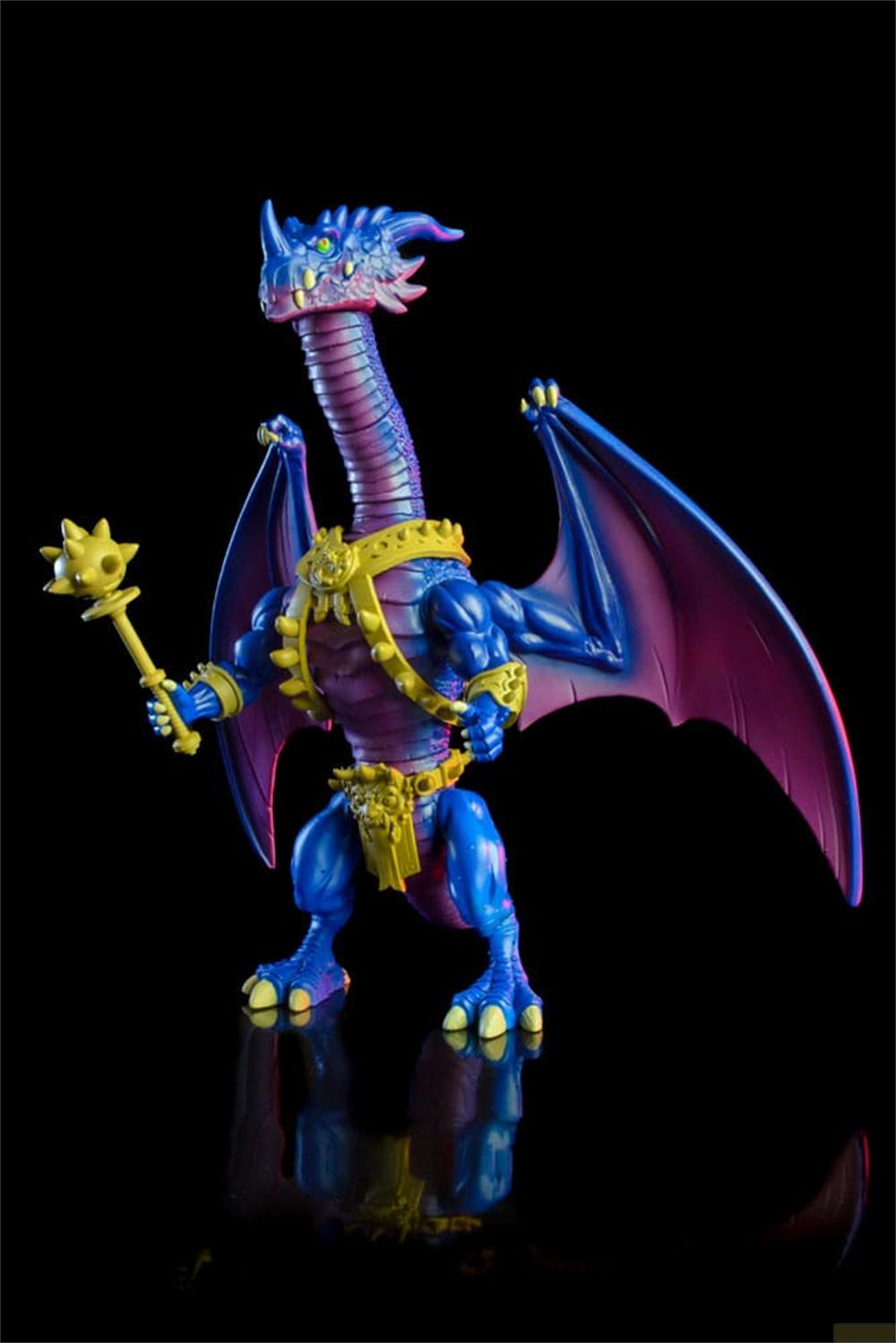 Una figura de dragón azul con accesorios de armadura dorada sostiene una maza amarilla.
