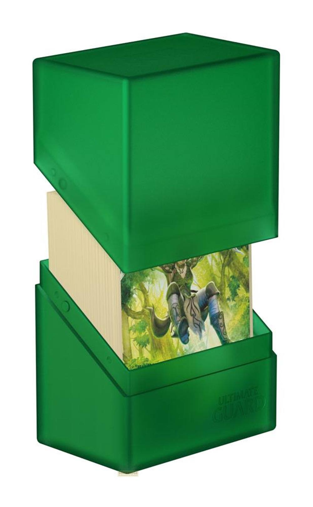 Boîtier de cartes vert avec une pile de cartes montrant une figure de fantaisie dans une forêt.