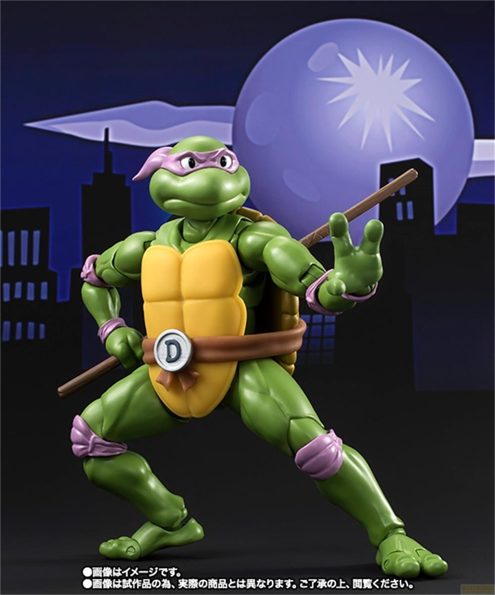 Donatello, la tartaruga verde con maschera viola, tiene un bastone.
