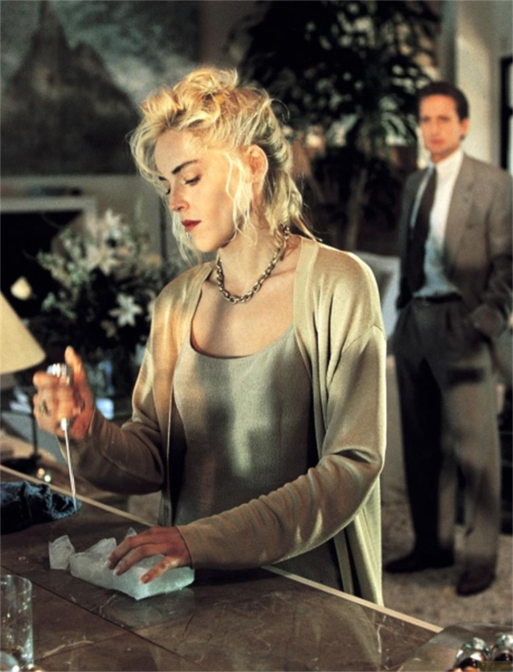 Eine Frau mit blonden Haaren bereitet Eis zu, ein Mann steht im Hintergrund.