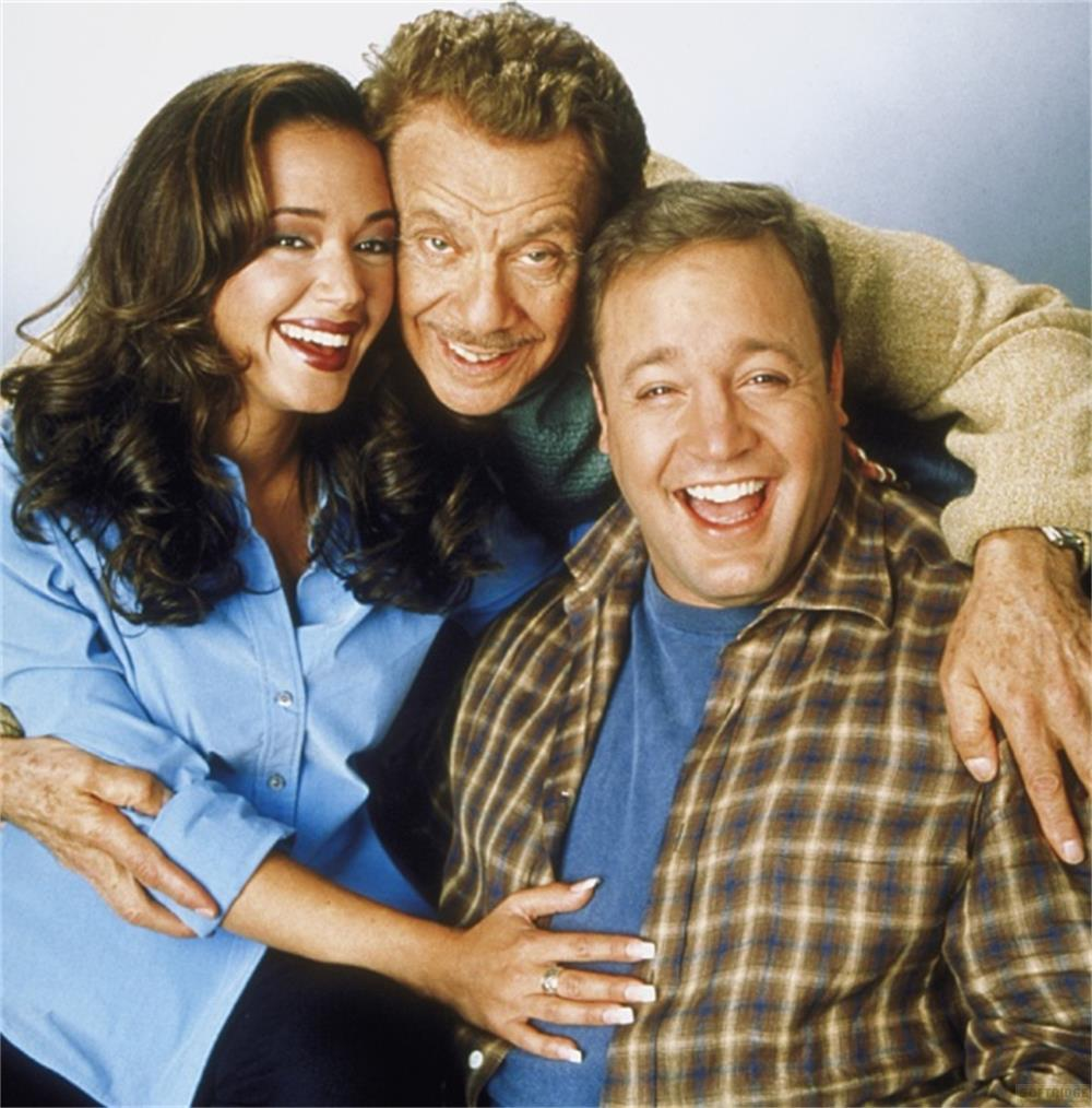 Tre persone sorridenti: una donna in blu, un uomo con baffi, un uomo con camicia a quadri.