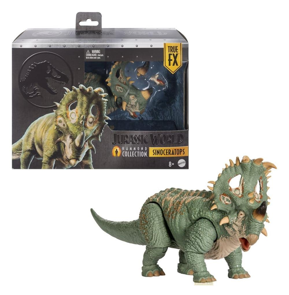 Ein grüner Sinoceratops Spielzeug-Dinosaurier steht neben seiner Jurassic World Verpackung.