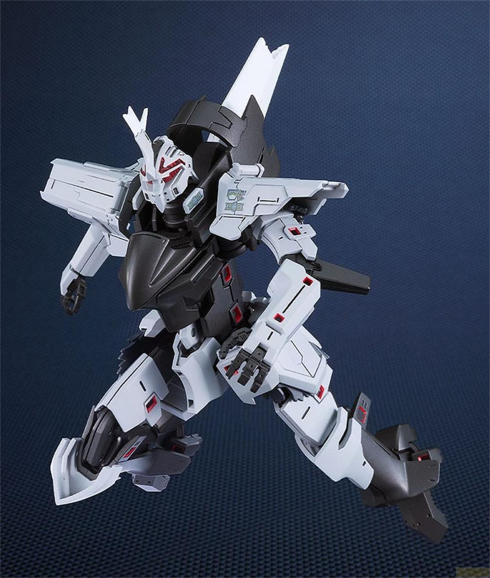 Un robot blanc et noir avec des accents rouges se dresse sur fond bleu.