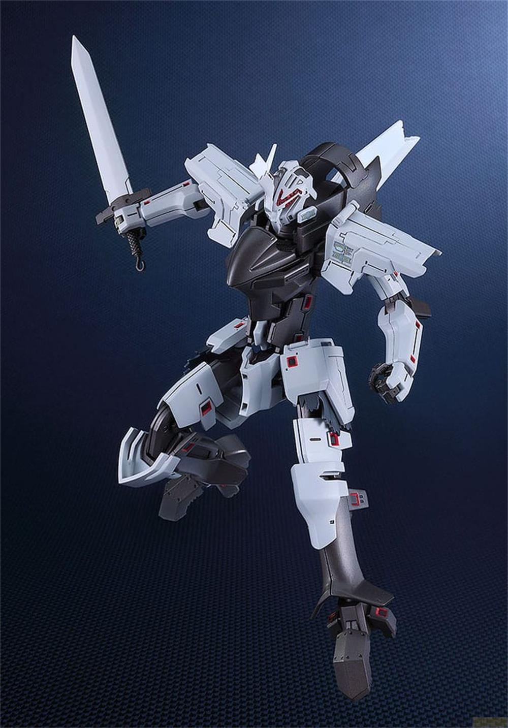 Un mecha blanc et noir tenant une épée blanche à deux mains.