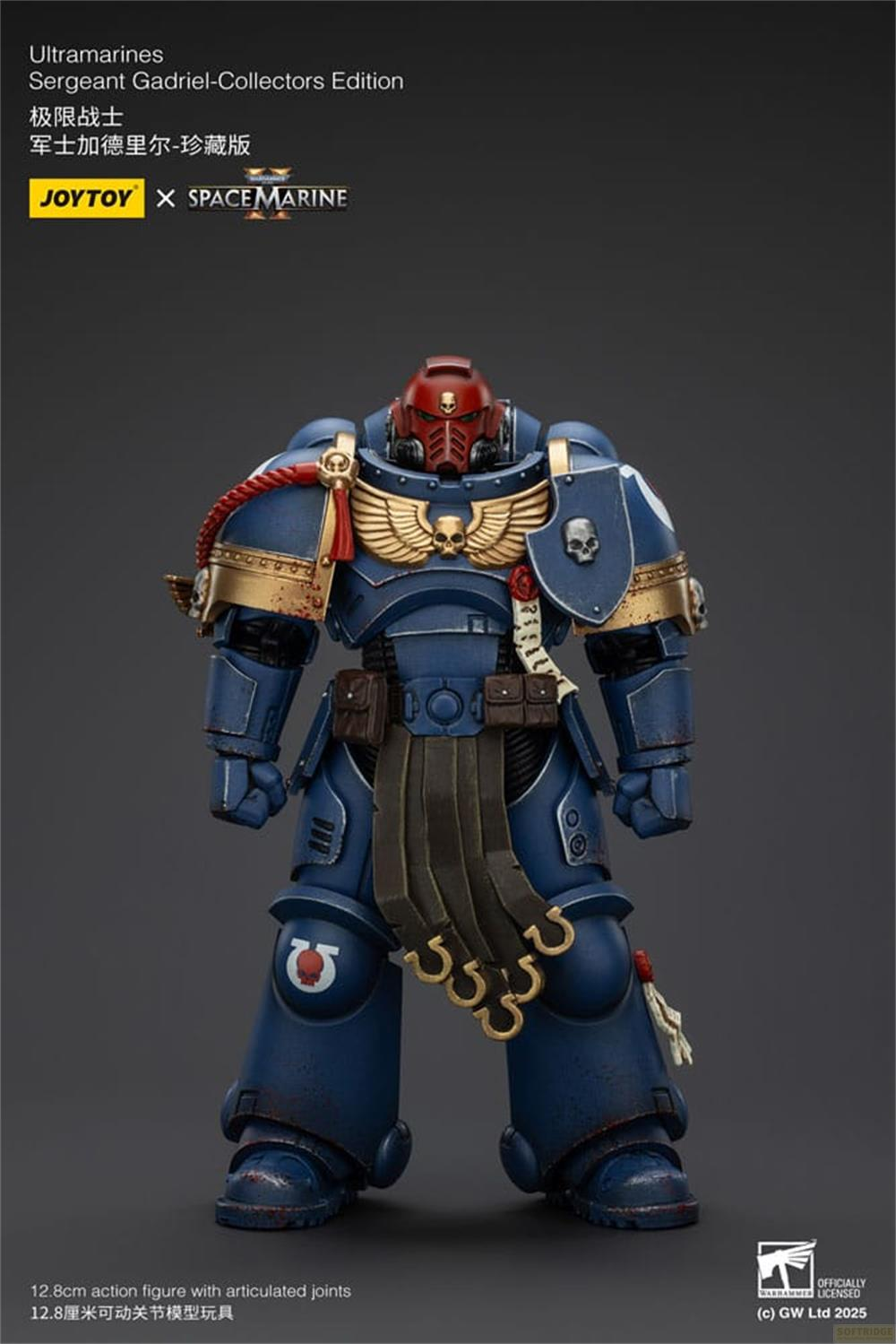 Niebieska figurka Ultramarines Sierżant Gadriel z czerwonym hełmem i złotymi detalami.