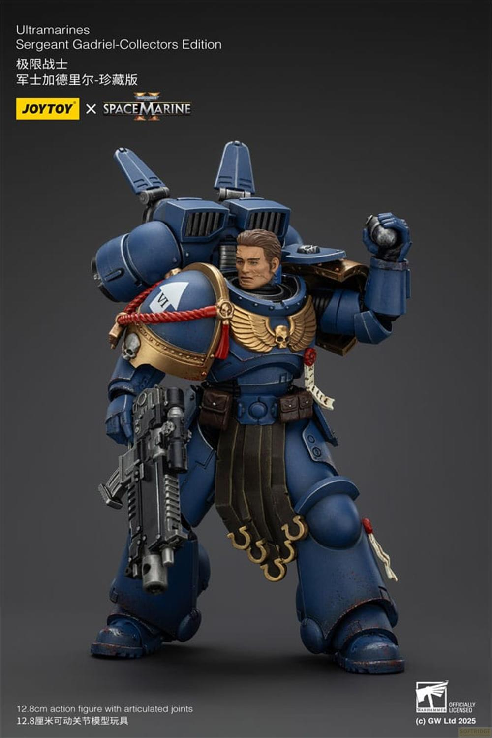 Niebieska figurka Space Marine ze złotymi akcentami i karabinem.