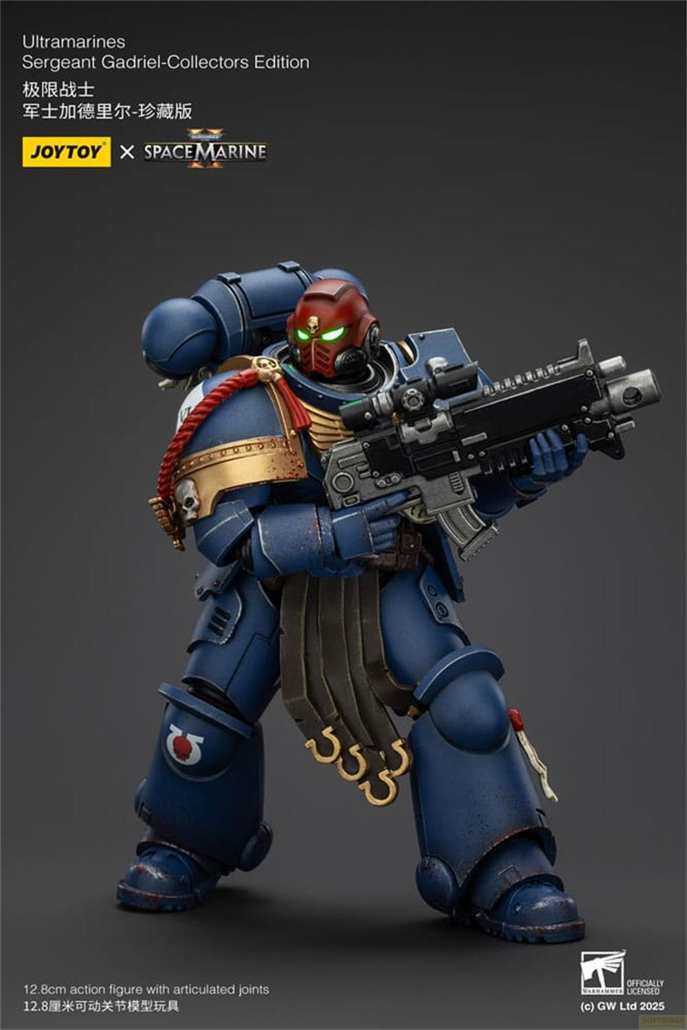 Niebieski Space Marine z czerwonym hełmem trzyma broń, ze złotymi akcentami.