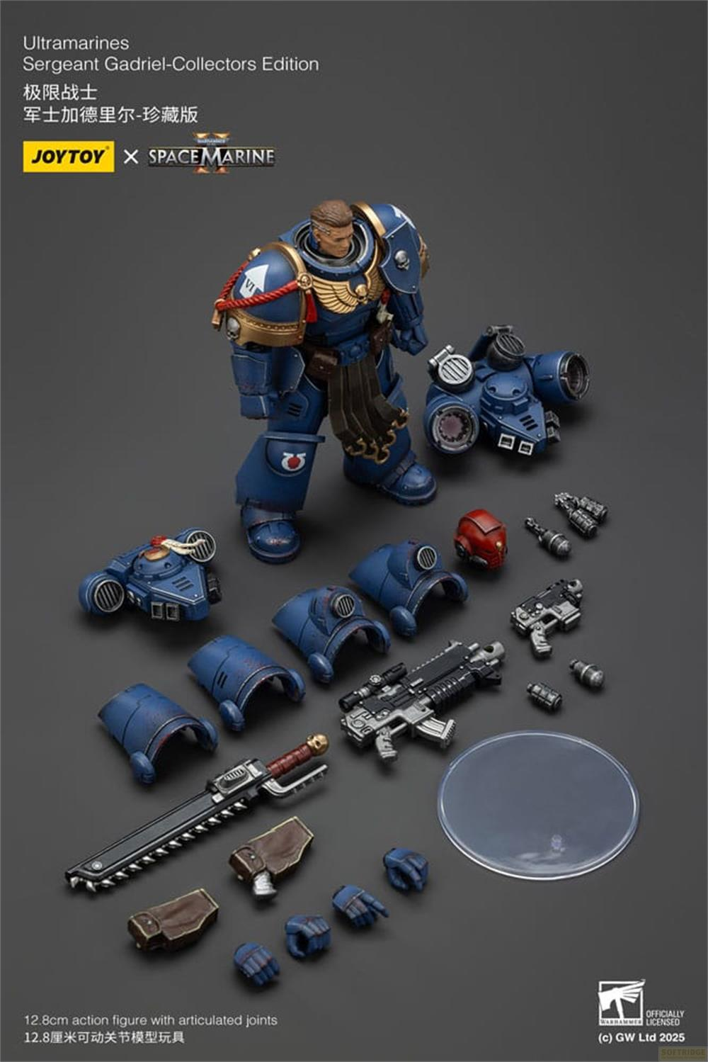 Niebieska figurka akcji Space Marine z akcesoriami, w tym bronią i elementami pancerza.