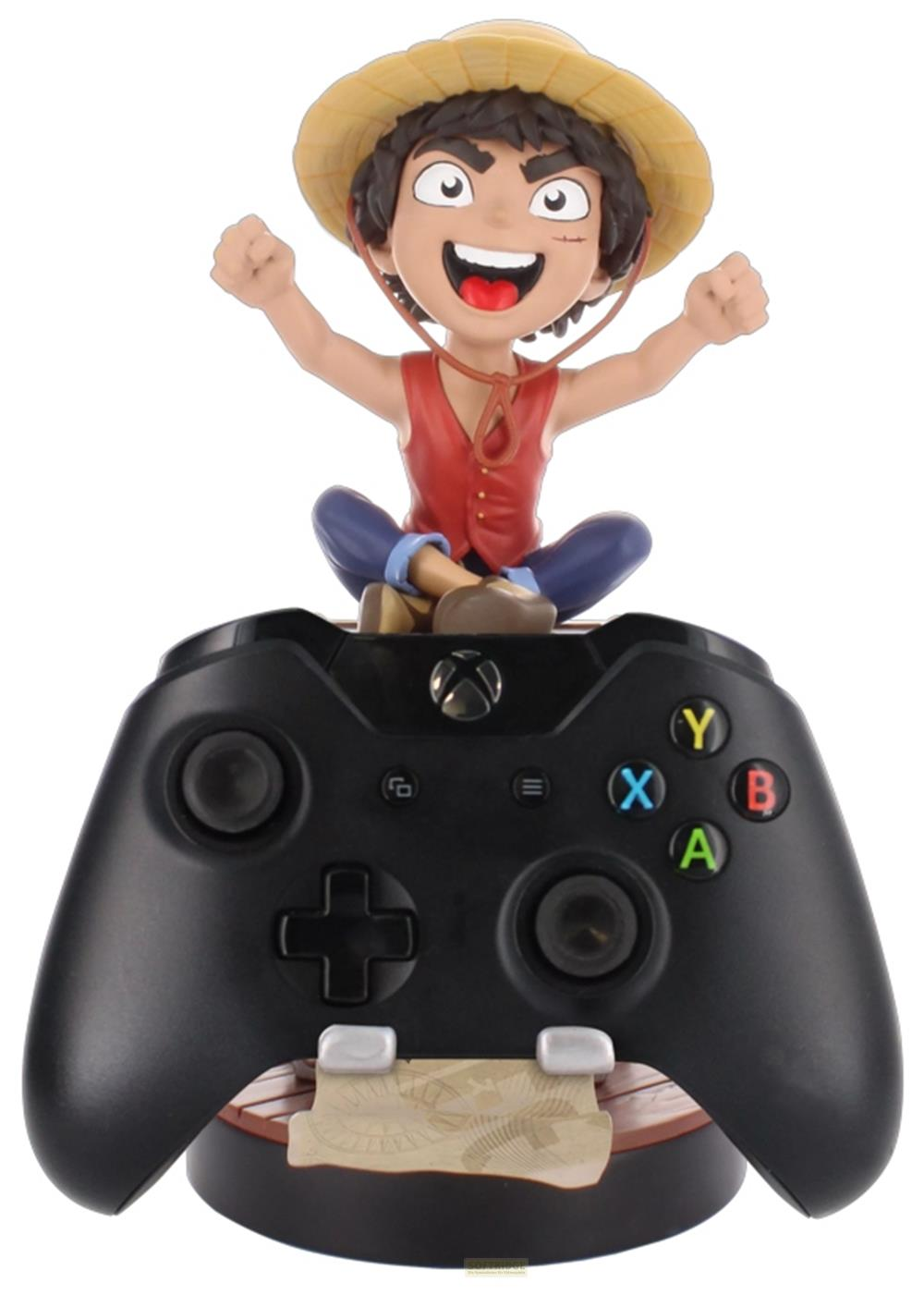 Una figura di Monkey D. Luffy siede sopra un controller Xbox.