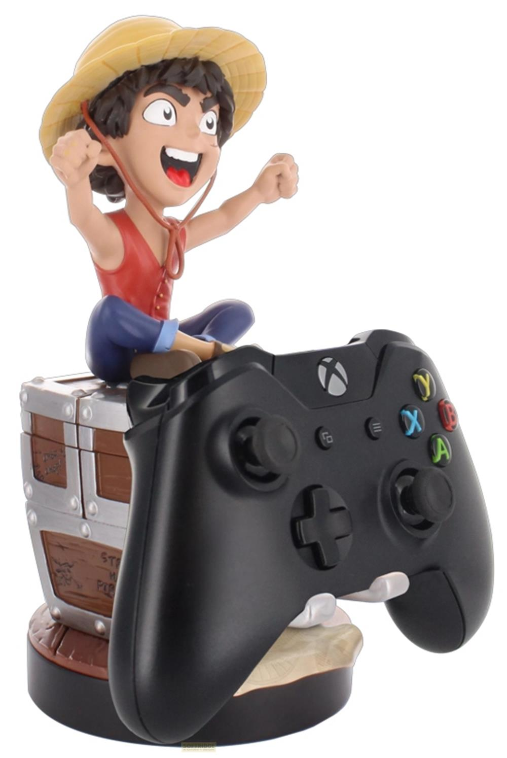 Una figura siede su uno scrigno del tesoro accanto a un controller Xbox nero.
