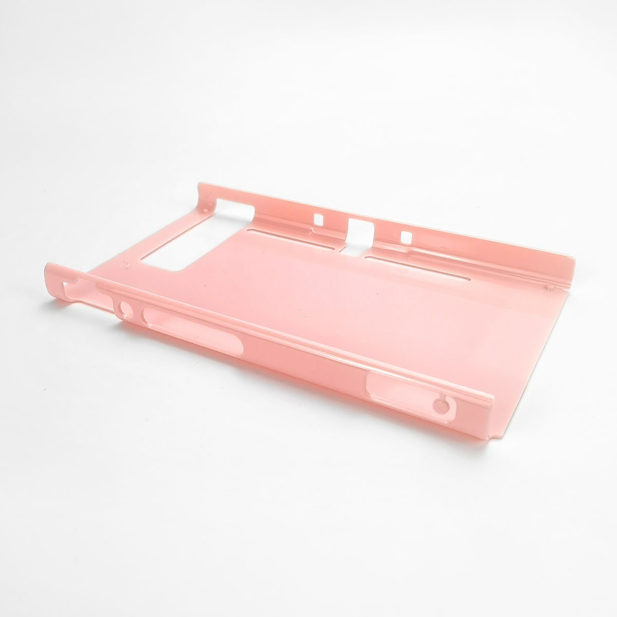 Een roze plastic telefoonhoesje ligt op een witte achtergrond. De hoes heeft uitsparingen voor knoppen en poorten.