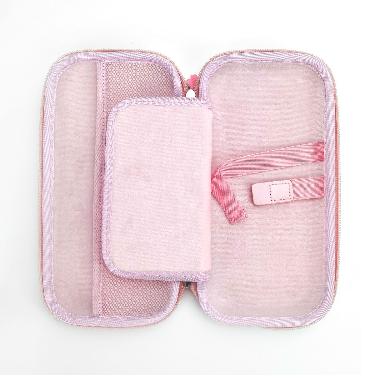 Een open roze etui met mesh en stoffen vakken.