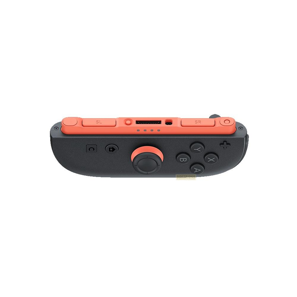 Controller di gioco arancione e nero con pulsanti e joystick.