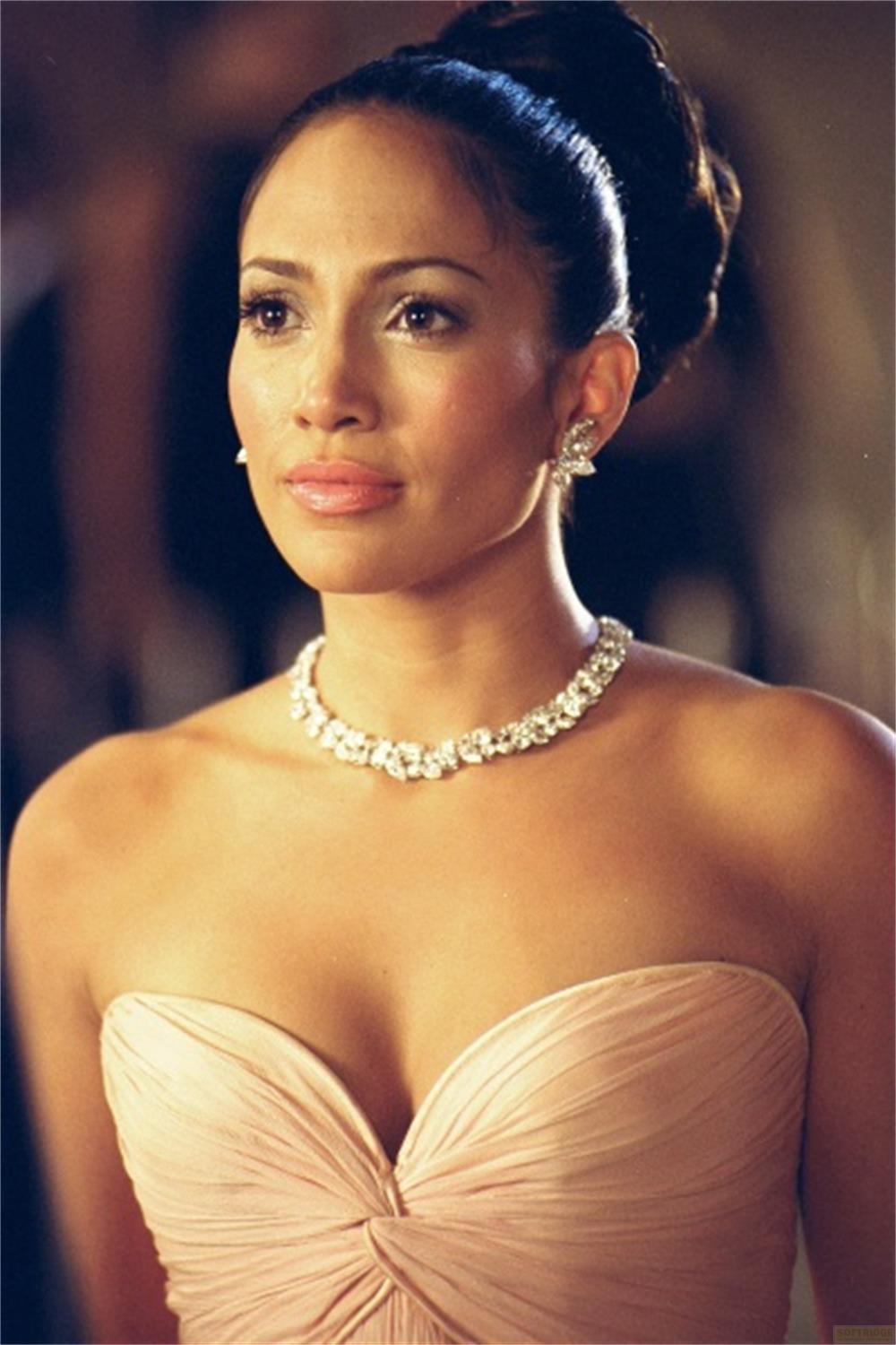 Femme en robe bustier avec collier et boucles d'oreilles en diamant.