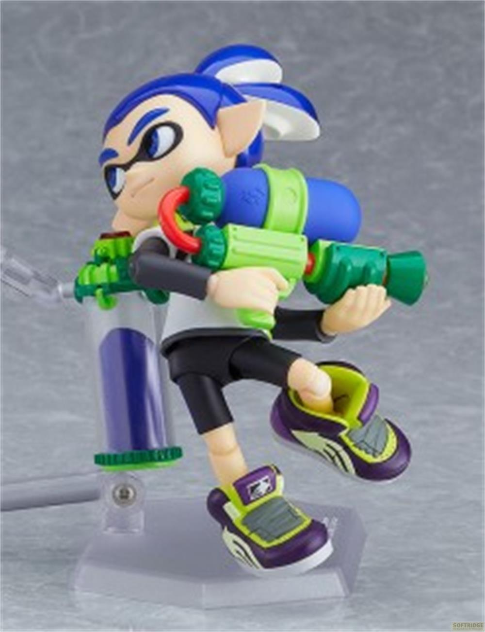 Una action figure dai capelli blu tiene una pistola ad acqua verde e blu.