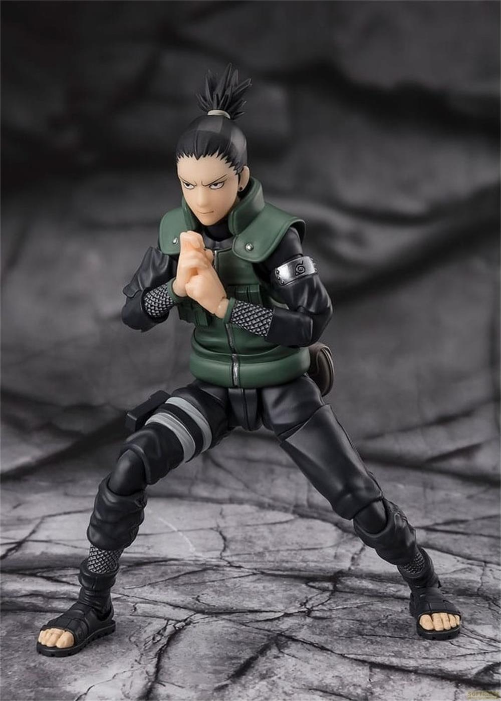 Action figure di Shikamaru Nara in posa di battaglia su sfondo grigio.