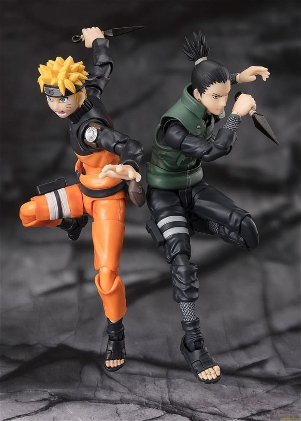 Due action figure, Naruto e Shikamaru, in pose di combattimento con coltelli kunai.