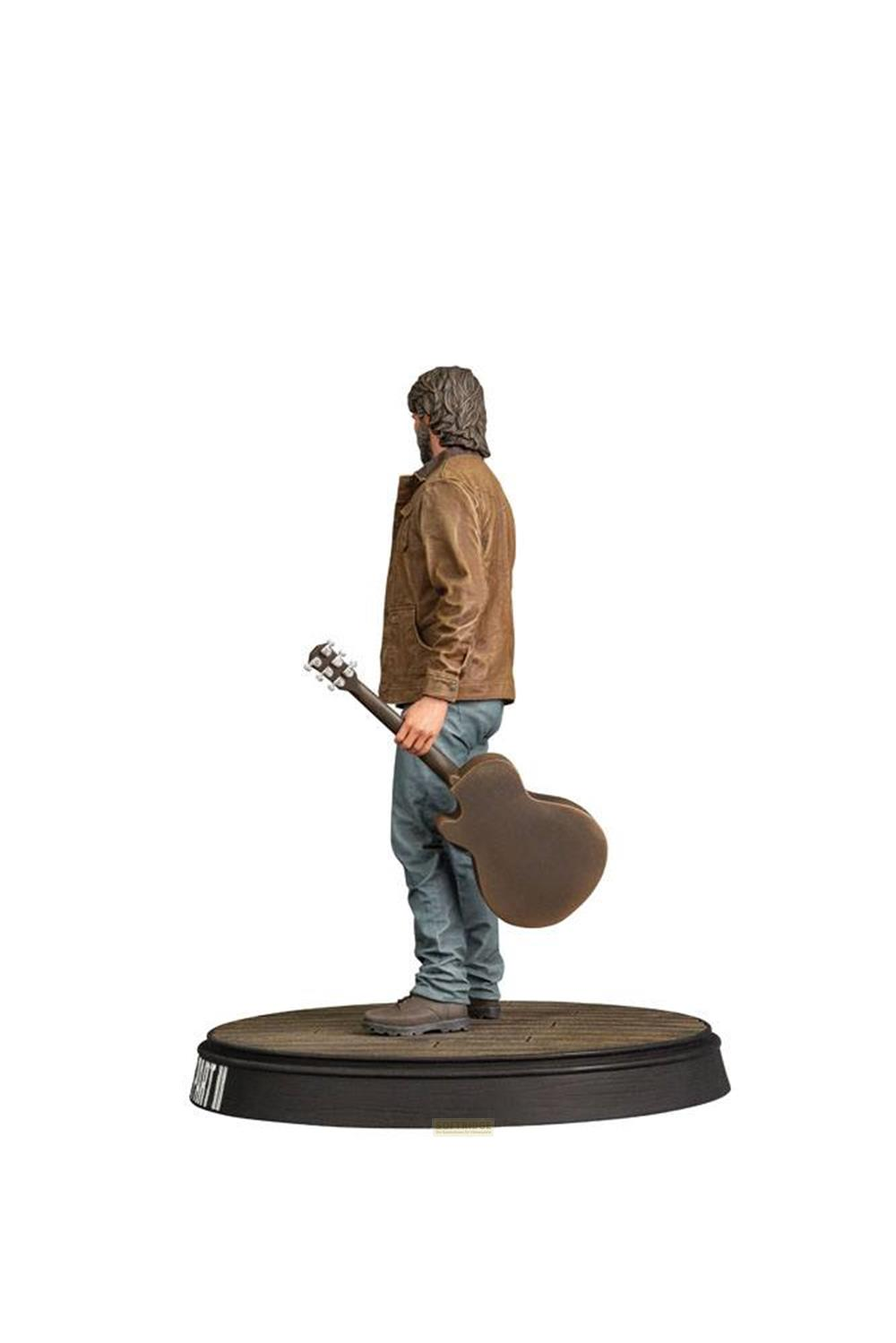 Figura de un hombre con chaqueta marrón y jeans, sosteniendo una guitarra.