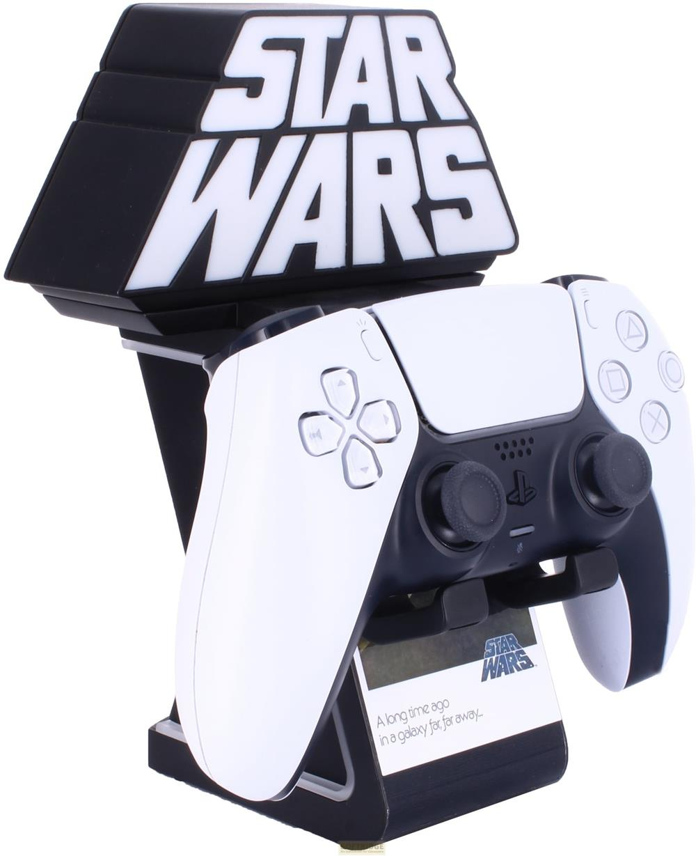 Ein weißer Controller steht auf einem Ständer mit Star Wars Logo.