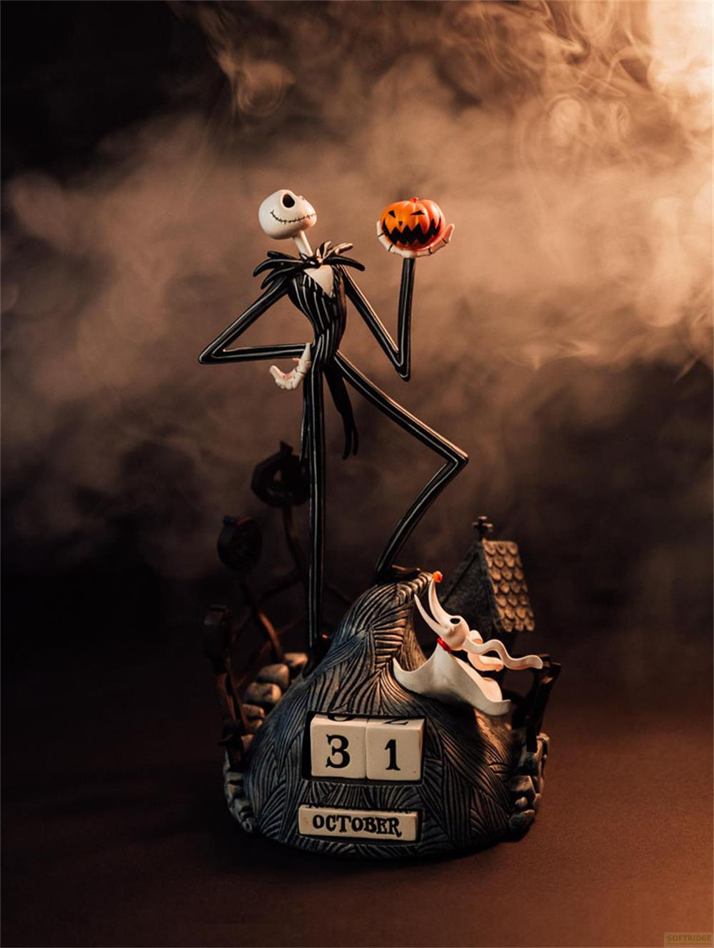 Jack Skellington sostiene una calabaza. Un calendario muestra el 31 de octubre.