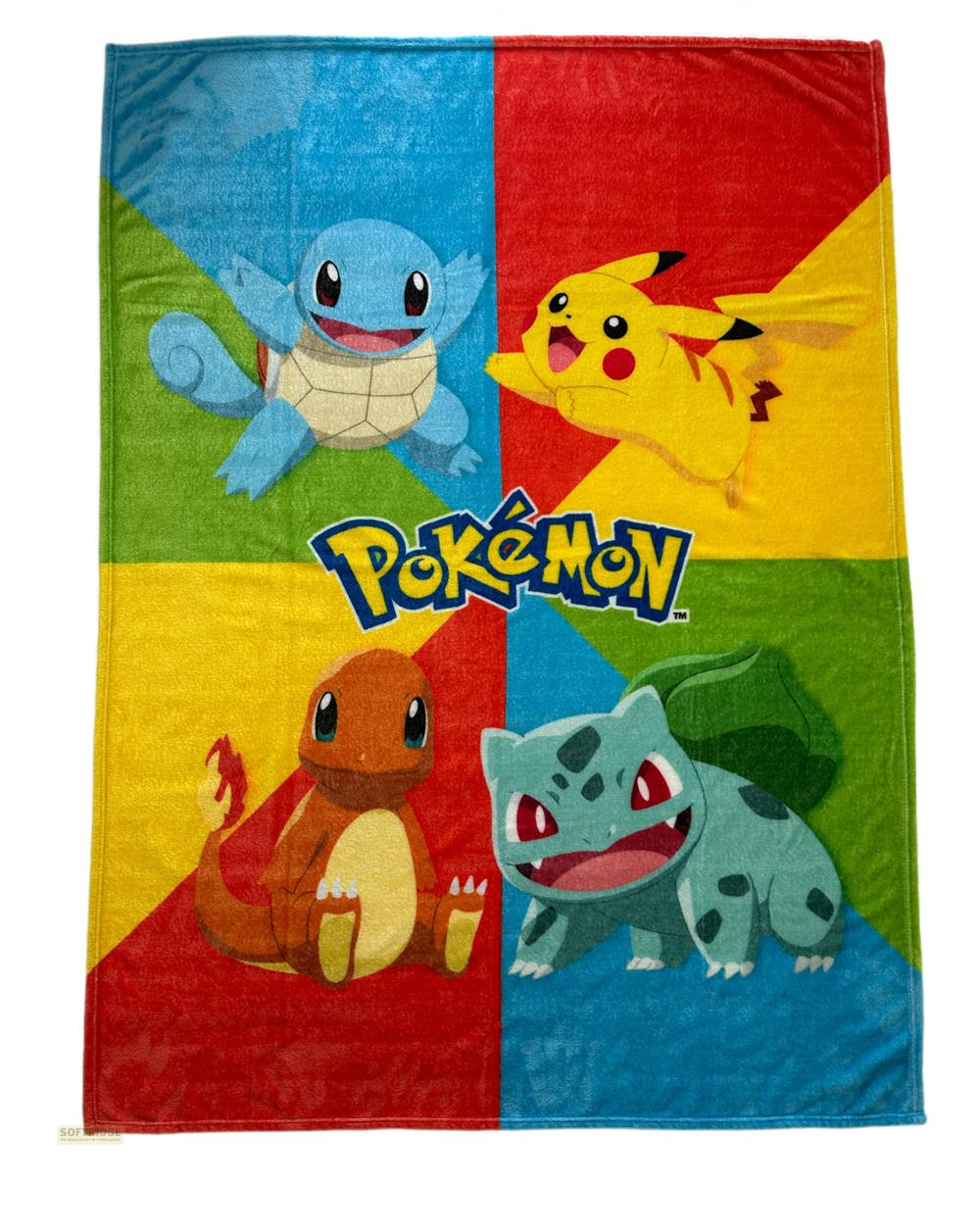 Vier Pokémon auf einer bunten Decke: Squirtle, Pikachu, Charmander und Bisasam.