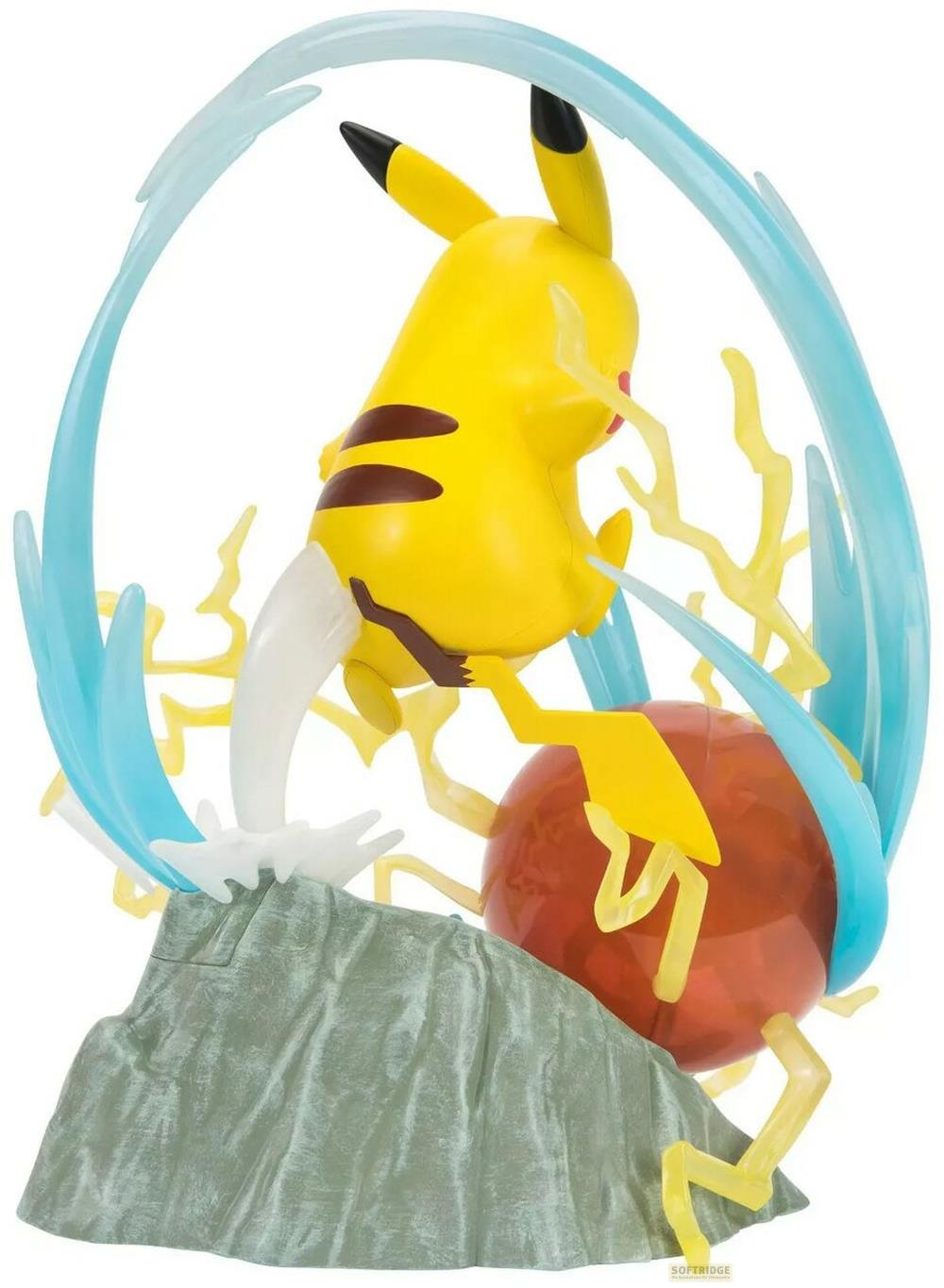 Pikachu springt mit Blitzen und Wasser auf einem Felsen.