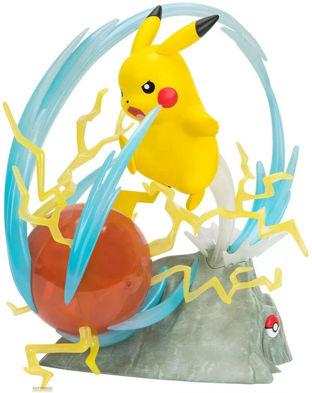 Pikachu Figur mit Blitz- und Energieeffekten um einen orangefarbenen Ball auf einem Felsen.