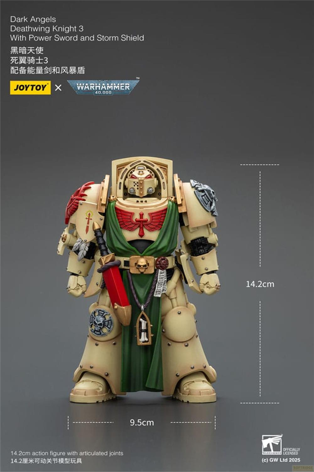 Una action figure Space Marine beige con mantello di stoffa verde e spada rossa.
