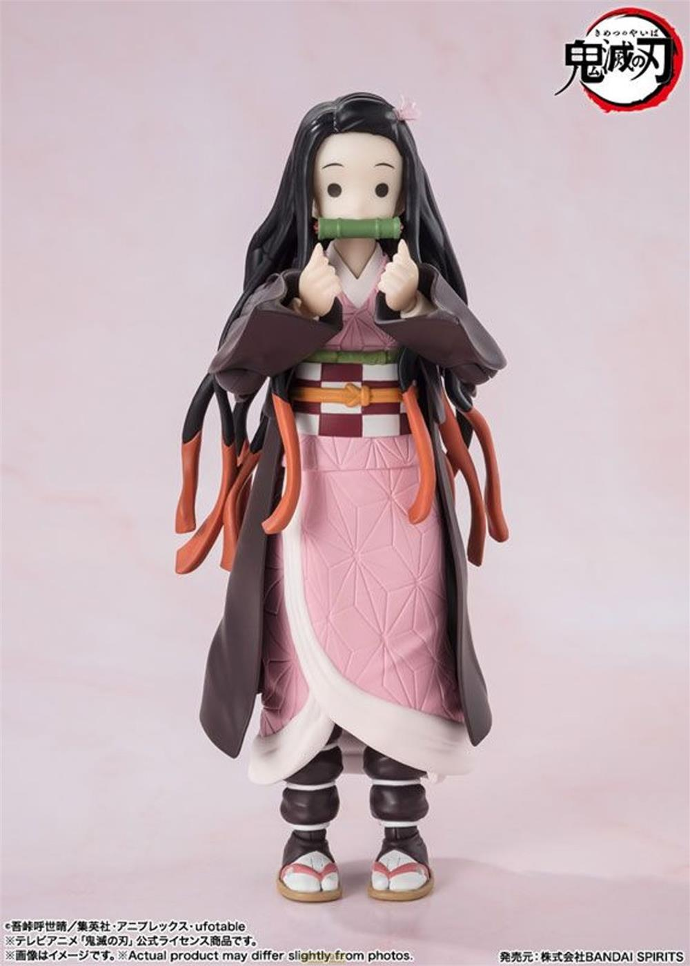 Una figura di Nezuko Kamado in kimono rosa con un bavaglio di bambù.