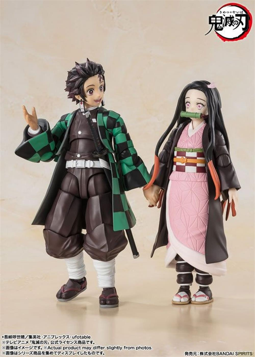 Figure anime a figura intera di Tanjiro e Nezuko, con abiti dettagliati.