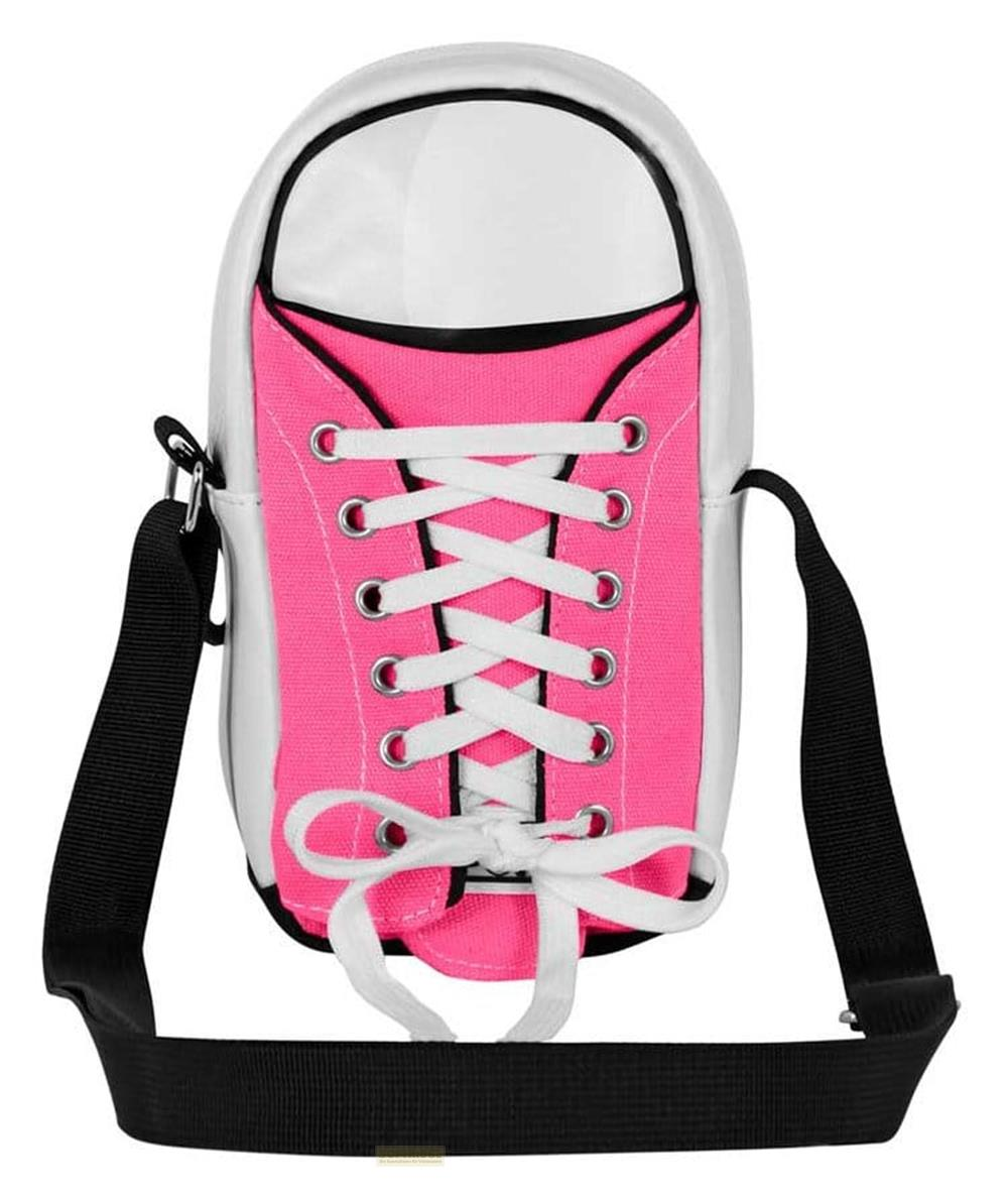 Eine weiße und pinke Tasche in Form eines Sneakers mit Schnürsenkeln und Trägern.