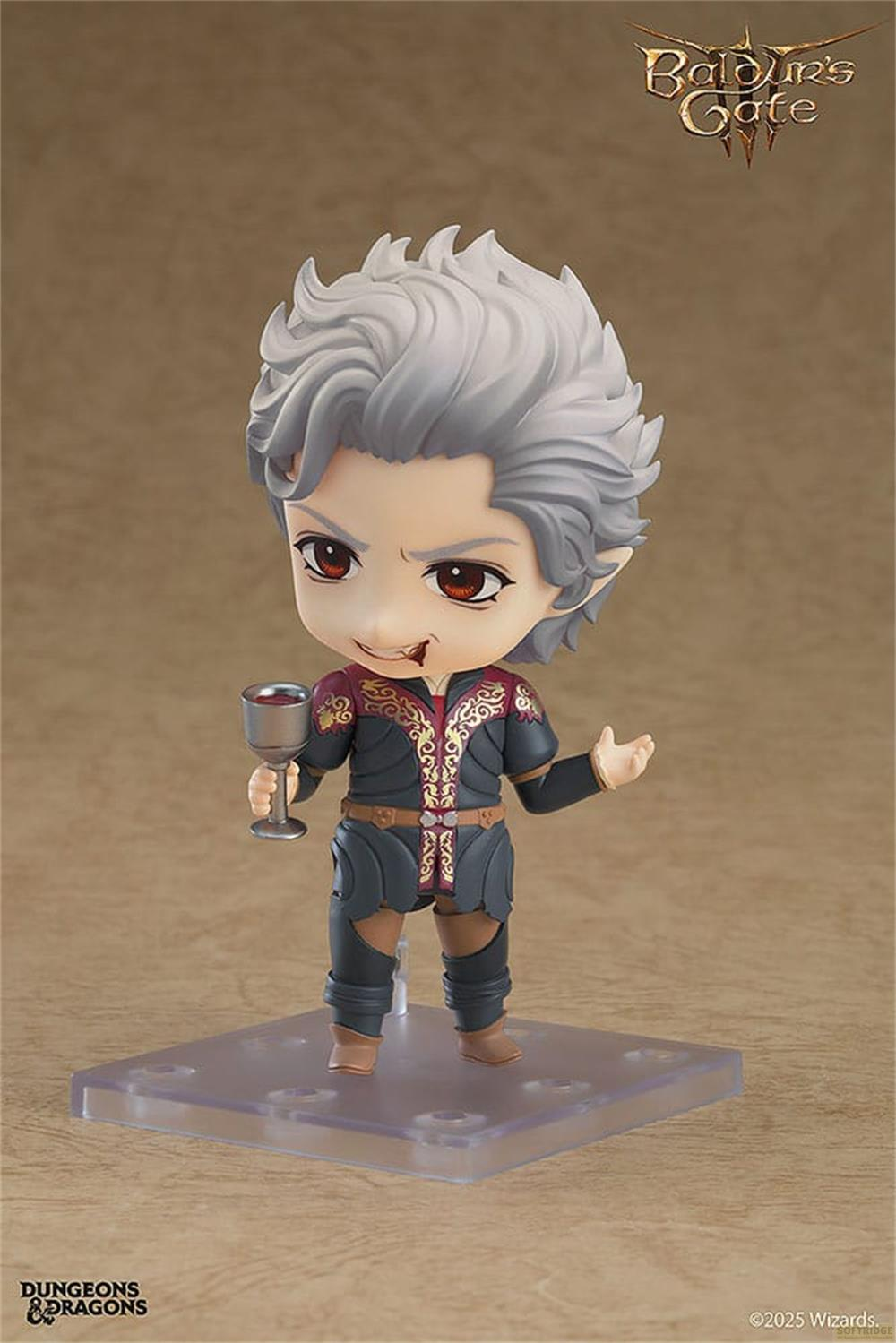 Chibi-Figur mit grauen Haaren, roten Augen, hält einen Kelch, trägt dunkle Rüstung mit Goldbesatz.
